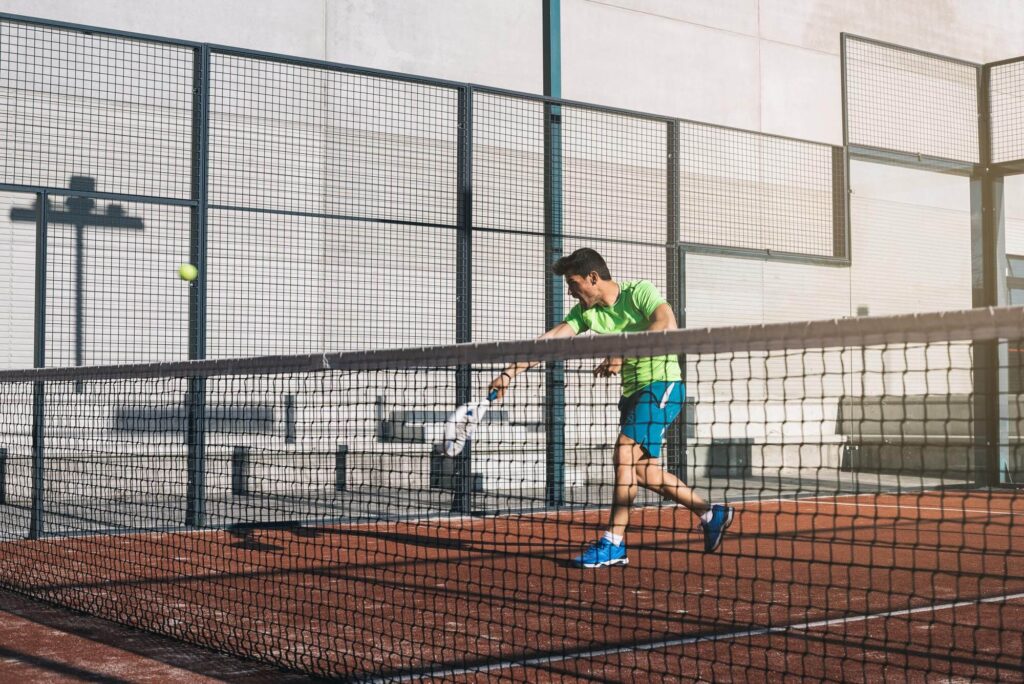 Entrenamiento de golpe de volea y bandeja en pádel